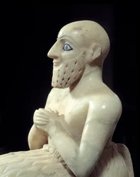 Arte mesopotámico: Estatua del intendente Ebih-il. Escultura de alabastro, concha, lapislázuli y esquisto, alrededor de 2500 a.C. (período sumerio, alrededor de 2900-2200 a.C.). De Mari. Altura: 0.525 m. París, Museo del Louvre