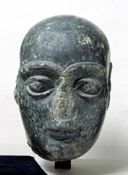 Cabeza de un hombre, conocido como Gudea con la cabeza rapada, de Telloh (Antigua Girsu) Neo-Sumerio, c.2120 a.C.