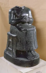 Estatua sin cabeza del Príncipe Gudea (2170-2130 a.C.) como arquitecto, de Telloh (antigua Gersu) 2100-2000 a.C.