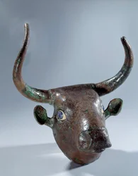 Mesopotamia: Cabeza de toro de cobre (pieza de mobiliario o arpa). Período sumerio. 2500 a.C. de Tello
