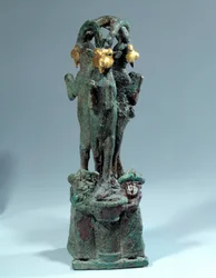 Mesopotamia: soporte de copa en plata, bronce y oro en forma de tres cabras íbices. Siglo XVIII a.C. Primera dinastía de Babilonia. De Larsa. París, Museo del Louvre