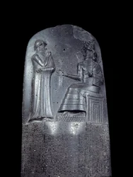 Mesopotamia: estela en diorita del Código de Leyes de Hammurabi. Está cubierta con inscripciones cuneiformes y en la parte superior el rey Hammurabi se encuentra ante el dios sol de Mesopotamia, Shamash, divinidad de la Justicia. Es una de las piezas más a
