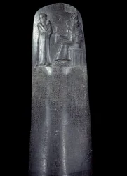 Mesopotamia: estela en diorita del Código de Leyes de Hammurabi (o Hammurabi). Está cubierta con inscripciones cuneiformes y en la parte superior el rey Hammurabi se encuentra ante el dios sol de Mesopotamia, Shamash, divinidad de la Justicia. Es una de la