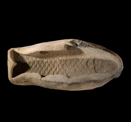 Mesopotamia: molde de terracota en forma de pez. Alrededor de 1800 a.C. De los platos reales del Palacio del Rey Zimrilim en Mari. París, Museo del Louvre