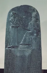 Figura en relieve del dios sol Shamash dictando sus leyes al rey Hammurabi en su famoso código de leyes, Periodo Babilónico Antiguo, 1760 a.C.