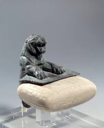 León de bronce sosteniendo una tablilla fundacional en lengua hurrita, escrita en cuneiforme alfabético. Del norte de Siria. 2150 a.C. París, Museo del Louvre