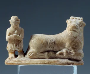 Mesopotamia: dedicando la ofrenda de un toro a una deidad. Estatuilla de piedra caliza. De Sumer, Sur de Mesopotamia. 2500-2400 a.C. París, Museo del Louvre
