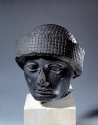 Mesopotamia: cabeza en diorita sin inscripción de Gudea, gobernador de la ciudad de Lagash. Alrededor de 2120 a.C. Período neo-sumerio (ca. 2150-2000 a.C.). París, Museo del Louvre