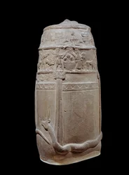 Mesopotamia: kudurru en piedra caliza sin terminar (estela utilizada como soporte para donaciones de tierras hechas por los gobernantes casitas de Babilonia a miembros de la familia o altos dignatarios). La inscripción está en escritura cuneiforme