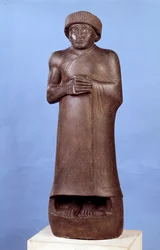 Mesopotamia: estatua en diorita sin inscripción de Gudea, gobernador de la ciudad de Lagash. Alrededor de 2150 a.C. Período neo-sumerio (ca. 2150-2000 a.C.). Dim. 1,07x1,36 m. París, Museo del Louvre