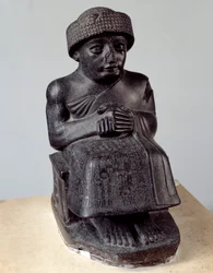 Mesopotamia: estatua del dios Ningishzida que representa a Gudea sentado, príncipe de Lagash. Período neosumerio (ca. 2150-2000 a. C.). París, Museo del Louvre