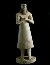 Arte mesopotámico: figurilla de hombre barbudo (o dios Abu). Escultura en yeso, betún y concha, 3er milenio a.C. De Tell Asmar (Esnunna en Mesopotamia) Dim. 72 cm Museo de Bagdad, Irak
