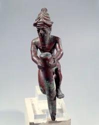 Mesopotamia: figura de fundación de cobre que representa a un dios empujando un clavo. Alrededor de 2150 a.C. De Tello. París, Museo del Louvre