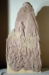 Mesopotamia: estela en gres rojo de la victoria de Naram Sin. Período de Agade (alrededor de 2350-2200 a.C.). De Accad. París, Museo del Louvre
