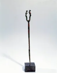 Arte oriental: alfiler con una cabeza decorada con dos personajes