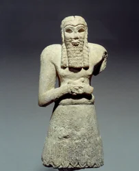 Antigüedades orientales: estatuilla en piedra caliza de orante dedicada al Príncipe Ginak. Mesopotamia. 2750 a.C. París, Museo del Louvre