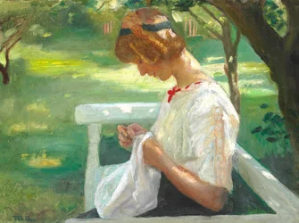Ella Saxild cosiendo en el jardín un día de verano.