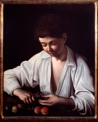 Un niño pelando una fruta