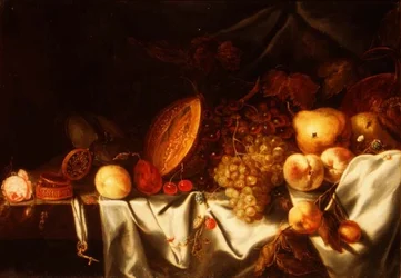 Un melón, uvas y otras frutas con una rosa, una copa de nautilus y un reloj de borde en un borde cubierto