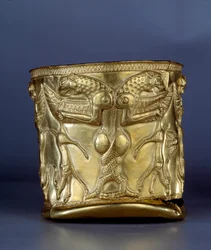 Arte antiguo oriental: Copa de electro representando un monstruo con garras entrelazadas, circa 1200 a.C. Del norte de Irán