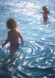 Gemelos en piscina exterior