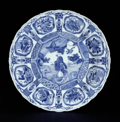 Plato kraak azul y blanco pintado con Li Tiegvai cruzando el mar en una calabaza doble, período Wanli, 1594-1610