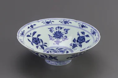 Cuenco con lados cónicos y borde foliado, Jingdezhen, provincia de Jiangxi