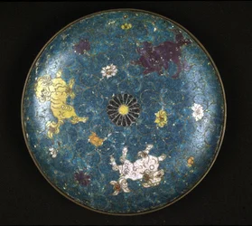 Plato en cobre y esmalte cloisonné, período Ming (1368 - 1644)
