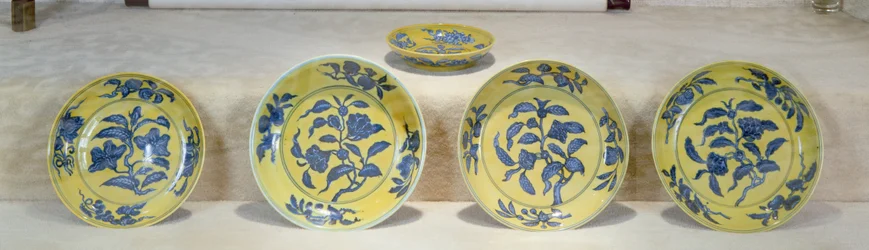 Platos de fondo amarillo pintados en azul bajo vidriado, Dinastía Ming