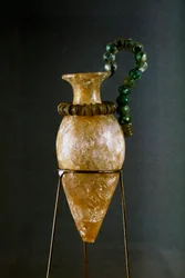 Arte minoico: rhyton de cristal de roca y cobre de la sala del tesoro del santuario de Zakros en Creta. 1700-1400 a.C.