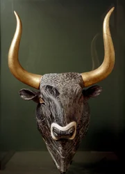 Arte minoico: rhyton en forma de cabeza de toro del Pequeño Palacio de Cnossos en Creta. 1550-1500 a.C. Museo Arqueológico de Heraklion