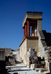 Arte minoico: vista de la entrada norte del palacio del rey Minos en Cnossos