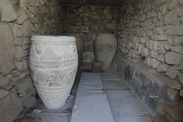 Sitio arqueológico minoico de Phaistos. La revista de los pithoi gigantes (jarras de almacenamiento). Estas jarras están decoradas con patrones de disco y cuerda en relieve.