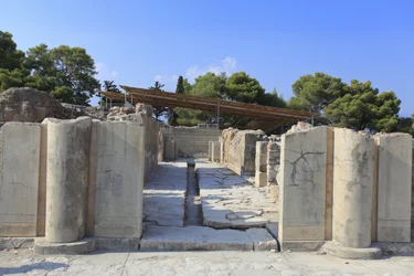Sitio arqueológico minoico de Phaistos. Puerta del ala norte que se abre al patio central. El ala norte es la más importante del palacio porque se cree que albergaba los 