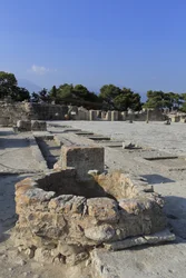 Sitio arqueológico minoico de Phaistos. Vista general del patio central desde los santuarios del ala oeste. El patio central es un elemento arquitectónico básico del palacio minoico. Es un núcleo alrededor del cual se disponen las diferentes alas.
