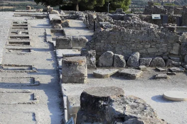 Sitio arqueológico minoico de Phaistos. Vista general de los santuarios del ala oeste a lo largo del patio central desde el ala norte. Había dos tipos de santuarios: 