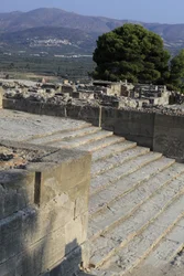 Sitio arqueológico minoico de Phaistos. Escalera que comienza en el patio oeste y conduce a los Propileos, la entrada principal y más impresionante del nuevo palacio (1700-1450 a.C.). Phaistos, Creta.