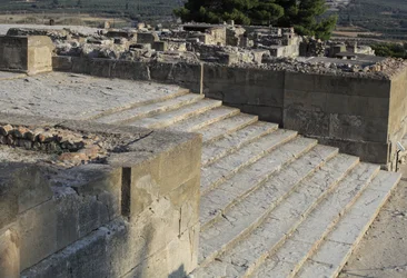 Sitio arqueológico minoico de Phaistos. Escalera que comienza en el patio oeste y conduce a los Propileos, la entrada principal y más impresionante del nuevo palacio (1700-1450 a.C.). Phaistos, Creta.
