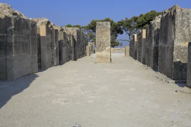 Sitio arqueológico minoico de Phaistos. Los almacenes del oeste. Gran complejo de almacenes del palacio. Consiste en la antesala, el corredor de los almacenes y los almacenes mismos. A la derecha e izquierda del corredor había 11 almacenes en los que