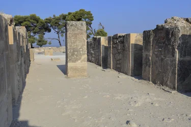 Sitio arqueológico minoico de Phaistos. Los almacenes del oeste. Gran complejo de almacenes del palacio. Consiste en la antesala, el corredor de los almacenes y los almacenes mismos. A la derecha e izquierda del corredor había 11 almacenes en los que