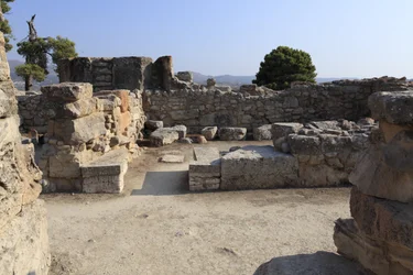 Sitio arqueológico minoico de Phaistos. Vista sobre un "Santuario de banco" del ala oeste. El "Santuario de banco" era una pequeña sala rectangular con bancos bajos alrededor de las paredes para sostener objetos de culto y figurillas de la deidad. En algun
