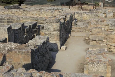 Sitio arqueológico minoico de Phaistos. Vista sobre el Complejo Noreste. Complejo de cuatro habitaciones directamente adyacentes al antiguo palacio. Estas habitaciones se utilizaban para almacenar valiosos vasos rituales. El famoso "disco de Phaistos" con 