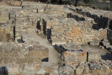 Sitio arqueológico minoico de Phaistos. Vista sobre el Complejo Noreste. Complejo de cuatro habitaciones directamente adyacentes al antiguo palacio. Estas habitaciones se usaban para almacenar valiosos vasos rituales. El famoso 