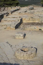 Sitio arqueológico minoico de Phaistos. Vista sobre el Complejo Noreste. Complejo de cuatro habitaciones directamente adyacentes al antiguo palacio. Estas habitaciones se usaban para almacenar valiosos vasos rituales. El famoso 