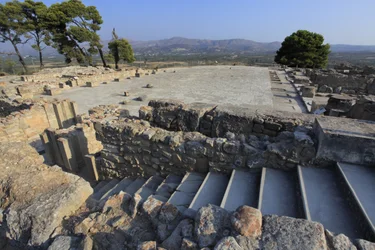 Sitio arqueológico minoico de Phaistos. Vista sobre el patio central desde el ala norte. El patio central era un elemento arquitectónico básico del palacio minoico. Es un núcleo alrededor del cual se disponen las diferentes alas. Este patio central fue con
