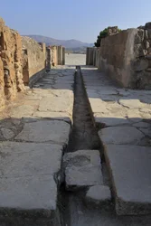 Sitio arqueológico minoico de Phaistos. Amplio corredor con un conducto de drenaje detrás de la puerta del ala norte