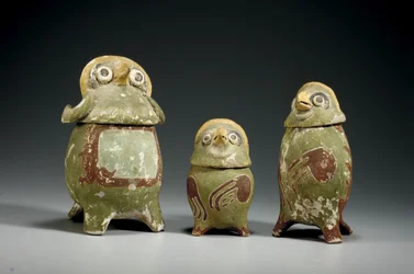 Tres vasijas efigie de terracota policromada mixteca