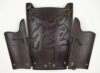 Peto y dos placas laterales de una armadura estilo yukinoshita-do de cinco secciones con diseño en relieve del carácter 