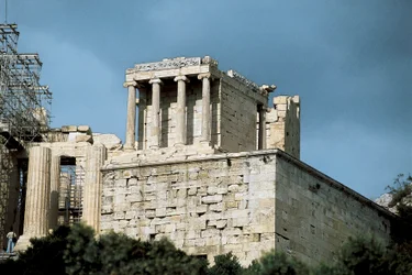 Templo de Atenea Niké, diseñado por Mnesicles y Calícrates en el siglo V a.C., Acrópolis de Atenas, Grecia