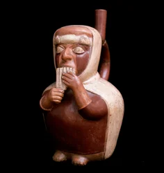 Arte precolombino, civilización mochica: vaso antropomorfo que representa a un personaje tocando la Antara, flauta de los Andes. 200 a.C.-700 d.C. Lima, Museo Nacional de Antropología y Arqueología, Perú